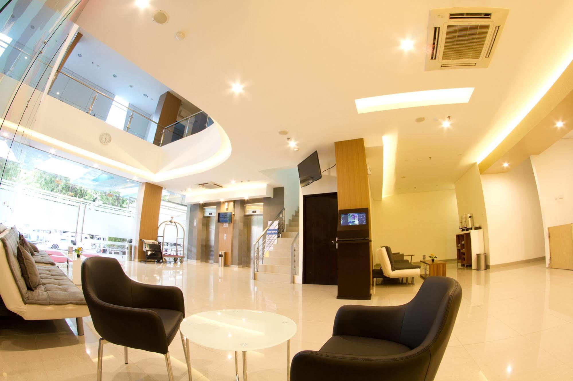 Hotel 88 Grogol Jakarta By Wh Exterior foto
