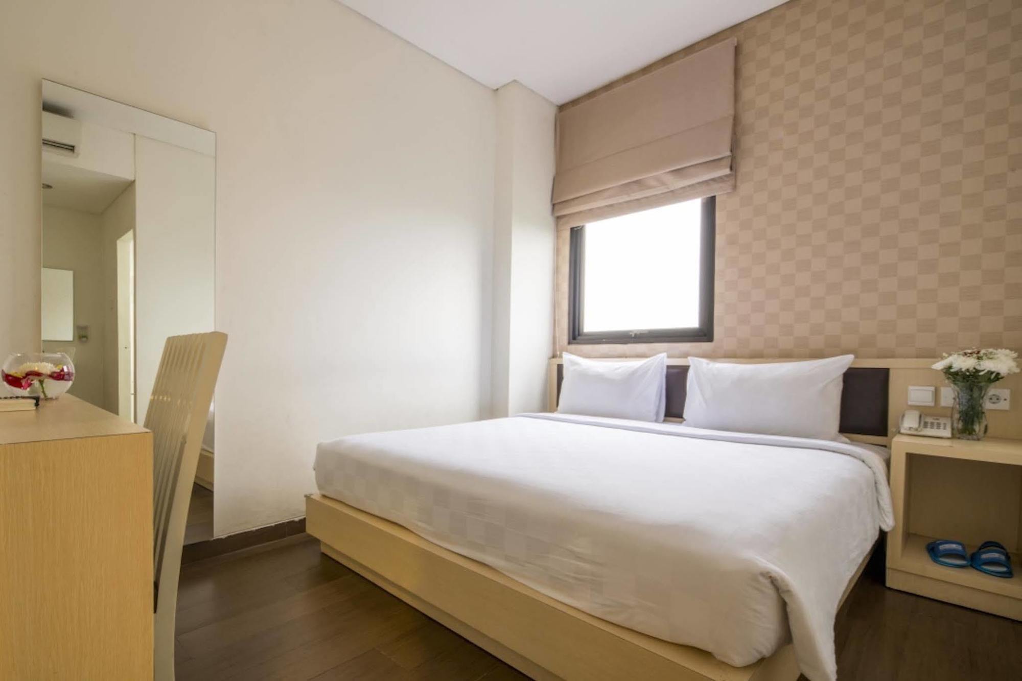 Hotel 88 Grogol Jakarta By Wh Exterior foto