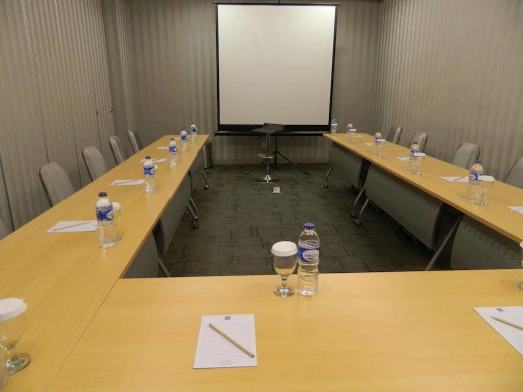 Hotel 88 Grogol Jakarta By Wh Exterior foto